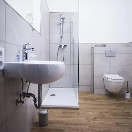 Wiesengrund Business & Boutique فندق دينكلاغه